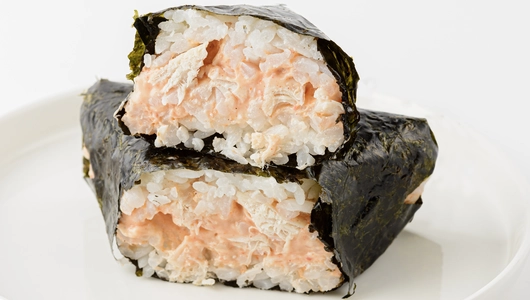 Онигири с курицей спайси