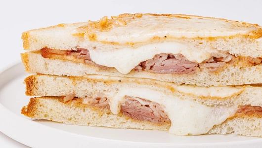 Сэндвич "Крок-месье" с окороком Котто и моцареллой