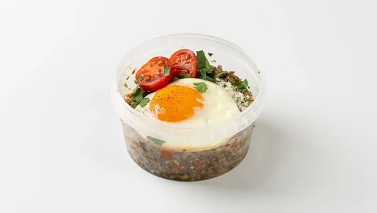 Боул с гречкой, яйцом и соусом песто