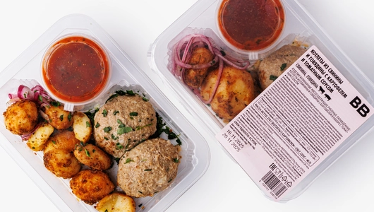 Котлеты из свинины и говядины с картофелем и томатным соусом