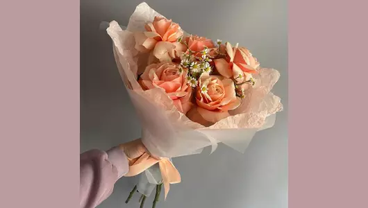 Букет из&nbsp;роз кахала с&nbsp;ромашкой FMART by flowwow