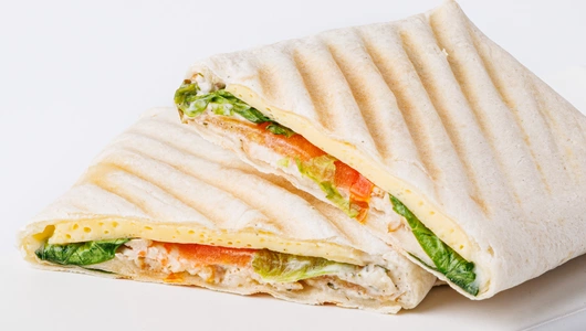 Сэндвич-ролл в тортилье с омлетом, курицей и соусом "Ранч", кафе Сэндвич-ролл в тортилье с омлетом, курицей и соусом "Ранч", кафе