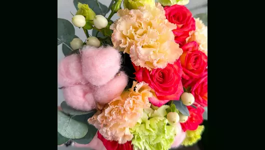 Цветы в&nbsp;коробке «Тропический коктейль» с&nbsp;эустомой FMART by flowwow