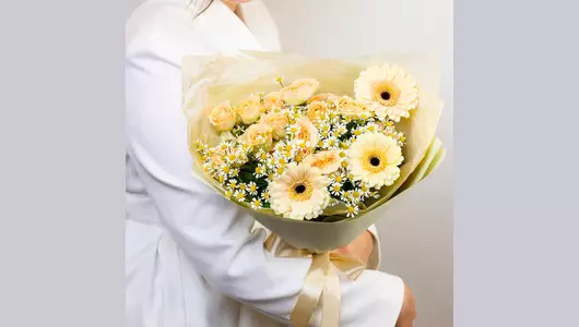 Авторский букет «Бежевый луг» с&nbsp;герберой и&nbsp;кустовой розой FMART by flowwow