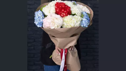 Букет из 11 гортензий микс