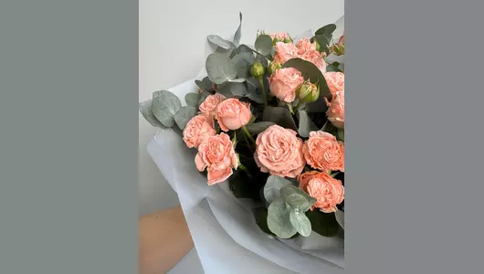 Монобукет с&nbsp;пионовидными розами и&nbsp;эвкалиптом FMART by flowwow