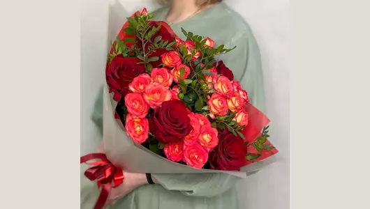 Букет Красные розы с&nbsp;кустовыми розочками FMART by flowwow
