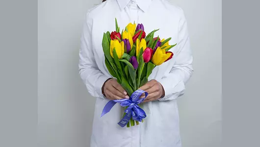 Букет из&nbsp;15 тюльпанов микс стандарт под&nbsp;ленту