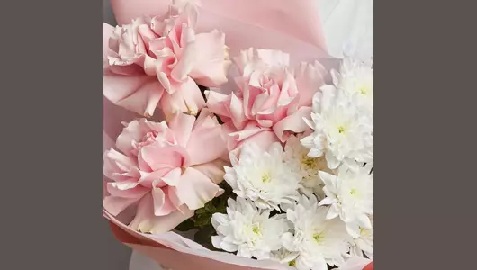 Французские розы и&nbsp;хризантемы в&nbsp;букете «Нежность» FMART by flowwow