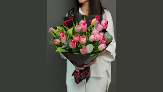 Нежный дизайнерский букет из&nbsp;21 розового тюльпана