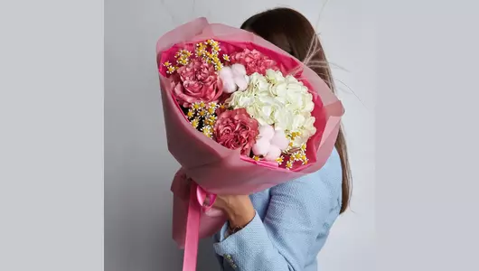 Пионовидные розы и&nbsp;гортензия в&nbsp;букете «Клюквенный джем» FMART by flowwow