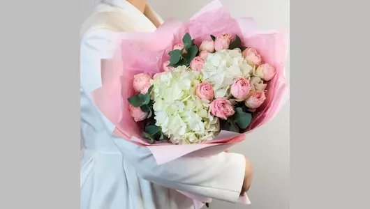 Авторский букет из&nbsp;кустовой розы и&nbsp;гортензии «Розовый пломбир» FMART by flowwow