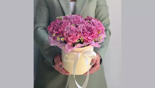 Композиция с&nbsp;пионовидными розами и&nbsp;ромашками в&nbsp;шляпной коробке #169 FMART by flowwow