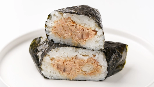 Онигири с запеченным тунцом Онигири с запеченным тунцом