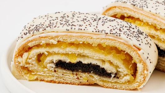 Булочка маковая с лимонным конфитюром, кафе