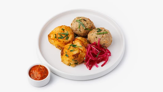 Котлеты из свинины и говядины с картофелем и томатным соусом