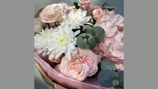 До Луны и&nbsp;обратно. Розовый букет гортензия кустовая роза хризантема и&nbsp;эвкалипт FMART by flowwow