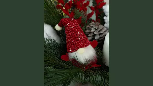 Новогодняя композиция в&nbsp;шляпной коробке с&nbsp;золотыми ветками и&nbsp;шарами