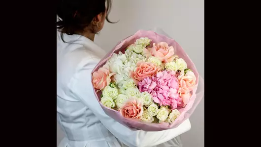 Авторский букет «Элегия» с&nbsp;кустовой розой и&nbsp;гортензией FMART by flowwow