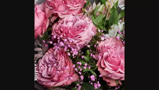 Французские розы в&nbsp;авторском букете «Розовая пантера» FMART by flowwow