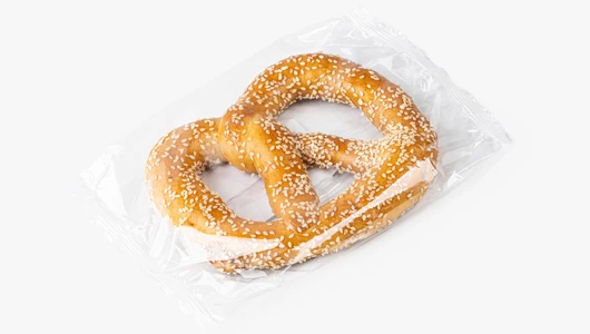 Брецель на сливочном масле с кунжутом