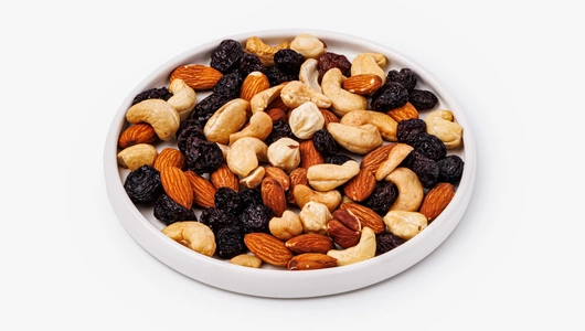 Смесь из&nbsp;орехов и&nbsp;ягод "Миндаль, фундук, кешью и&nbsp;изюм"