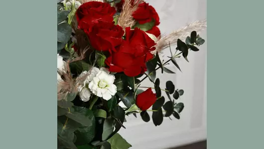 Свадебный букет из&nbsp;роз, маттиолы и&nbsp;каркаделии