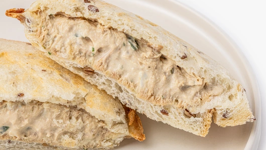 Покет-сэндвич с&nbsp;тунцом и&nbsp;яйцом на&nbsp;хлебе с&nbsp;семечками