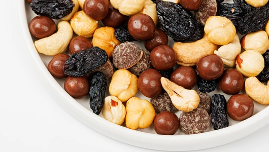 Смесь из орехов, изюма, мармелада и воздушного риса в шоколаде