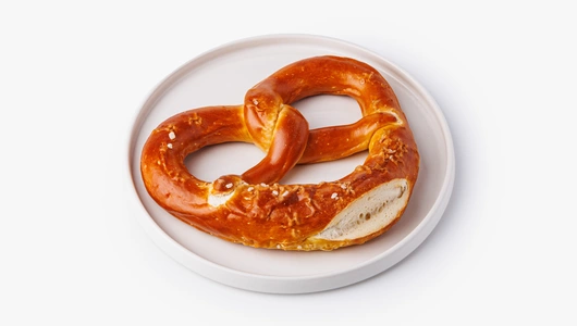 Брецель на сливочном масле с морской солью. Пекарня