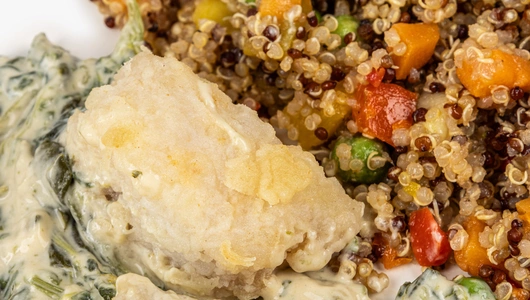 Треска в сливочно-шпинатном соусе с киноа и овощами