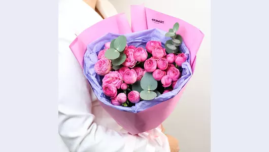 Авторский букет «Жизель» из&nbsp;розовых кустовых роз и&nbsp;эвкалипта FMART by flowwow