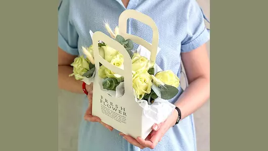 Белые розы с&nbsp;эвкалиптом в&nbsp;сумочке FMART by flowwow