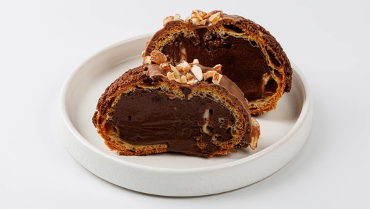 Шу шоколадное в глазури с миндалём, кафе рег