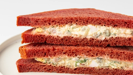 Сэндвич на&nbsp;свекольном хлебе "Сельдь под&nbsp;шубой"