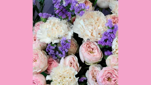 Авторский букет с&nbsp;пионовидной розой, гвоздикой и&nbsp;статицей "Лавандовый рассвет" FMART by flowwow