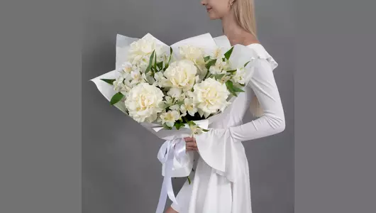Букет из&nbsp;5 белых, французских роз и&nbsp;4 белых альстромерий FMART by flowwow