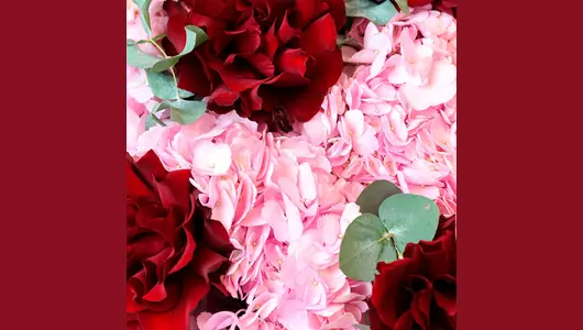 Авторский букет с&nbsp;гортензией и&nbsp;французской розой «Красное сердце» FMART by flowwow