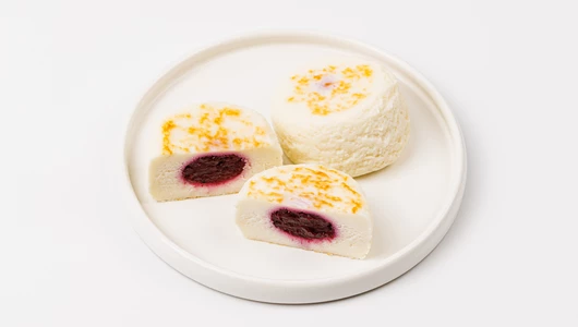 Сырники творожные с начинкой из черной смородины