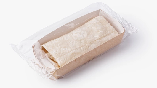 Сэндвич ролл с курицей, вешенками и соусом том ям на гриле, кафе