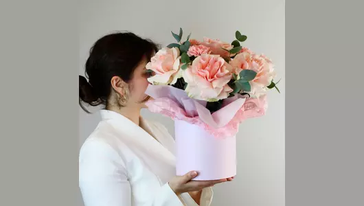 Авторская композиция с&nbsp;французской розой и&nbsp;диантусом "Французский роман" FMART by flowwow