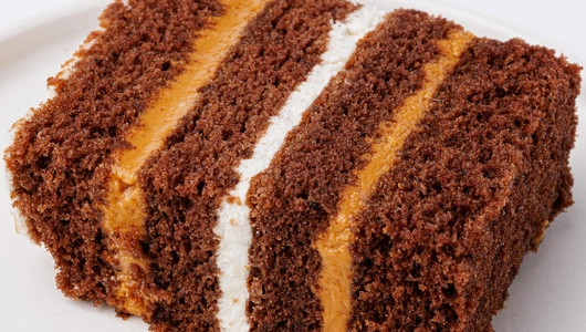 Пирожное шоколадное с вареной сгущенкой