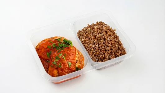 Бабушкины котлеты в&nbsp;томатном соусе с&nbsp;гречневой кашей