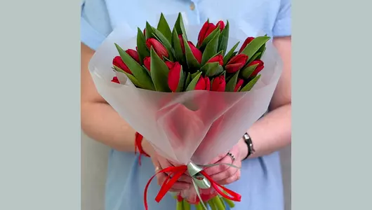 Букет 25 красных тюльпанов FMART by flowwow