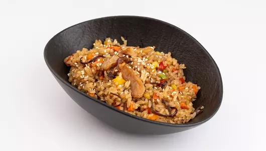 Жареный рис с курицей