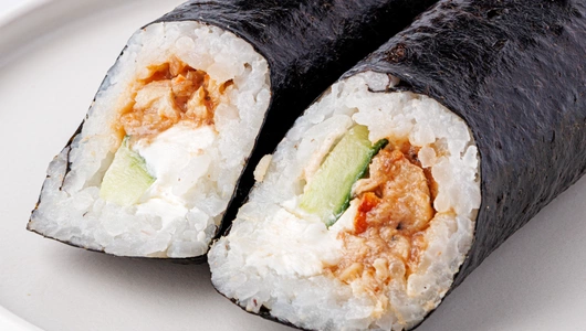 Стрит-ролл с филе-кусочками речного угря и соусом "Унаги"