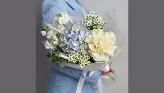 Гортензия и&nbsp;маттиола в&nbsp;букете «Голубое небо» FMART by flowwow