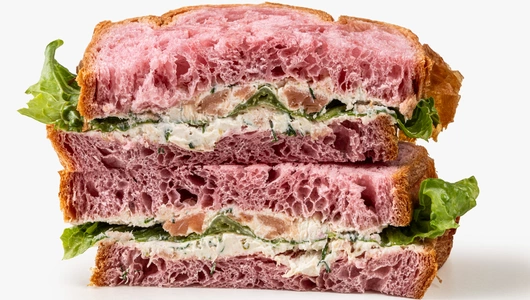 Сэндвич-круассан со сливочным муссом из кеты