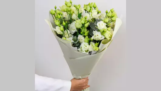 Монобукет из&nbsp;белого лизиантуса с&nbsp;эвкалиптом FMART by flowwow
