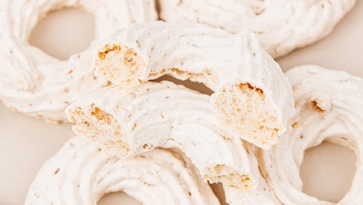 Безе "Ореховые колечки" с грецким орехом